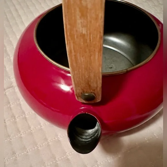 ?? Possibly Vintage Deep Red Teapot with Wooden Handle-share what you know :) - Picture 4 of 8